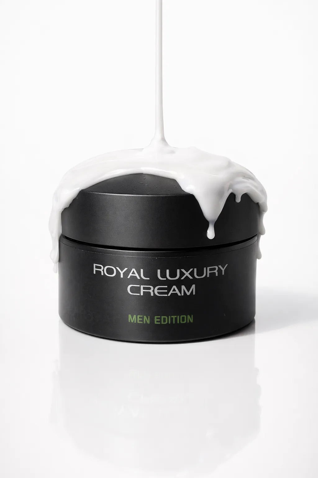 Creme läuft über den geschlossenen Tiegel der Men Edition